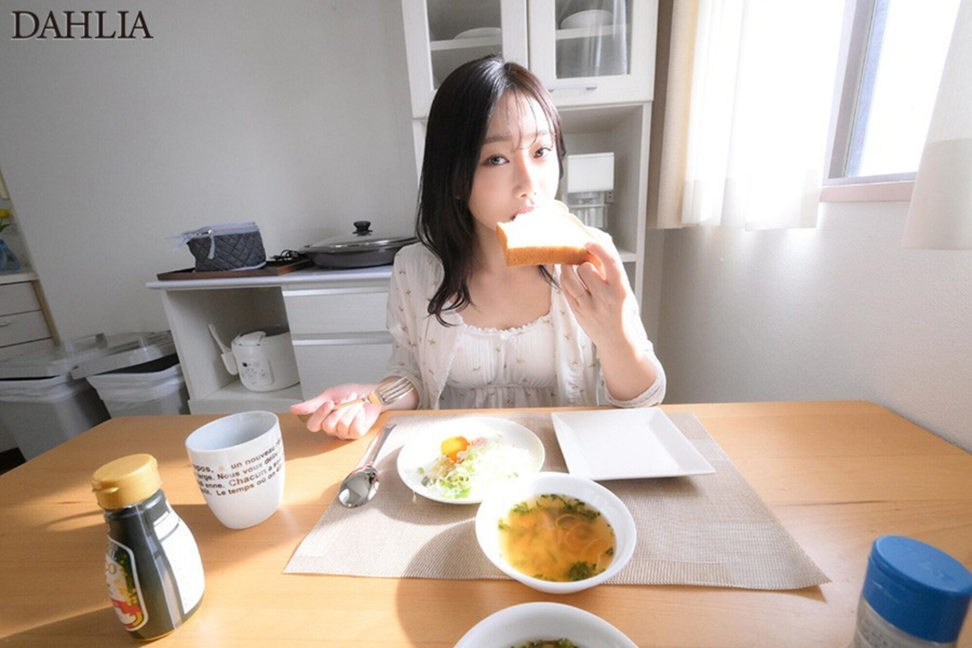 最高の奥さんと、初めてのリアル妊活中出し。緊張ドキドキ密着ハメまくり結婚性活へようこそ! 三葉ちはる 画像1