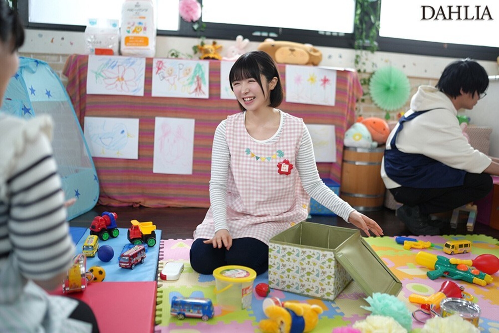 「だって・・・パパさんの事が好きな性癖なんだもん。」娘達の担任保育士さんの誘惑不倫でチ○ポは狂わされ、寝取られました。 善場まみ 1枚目