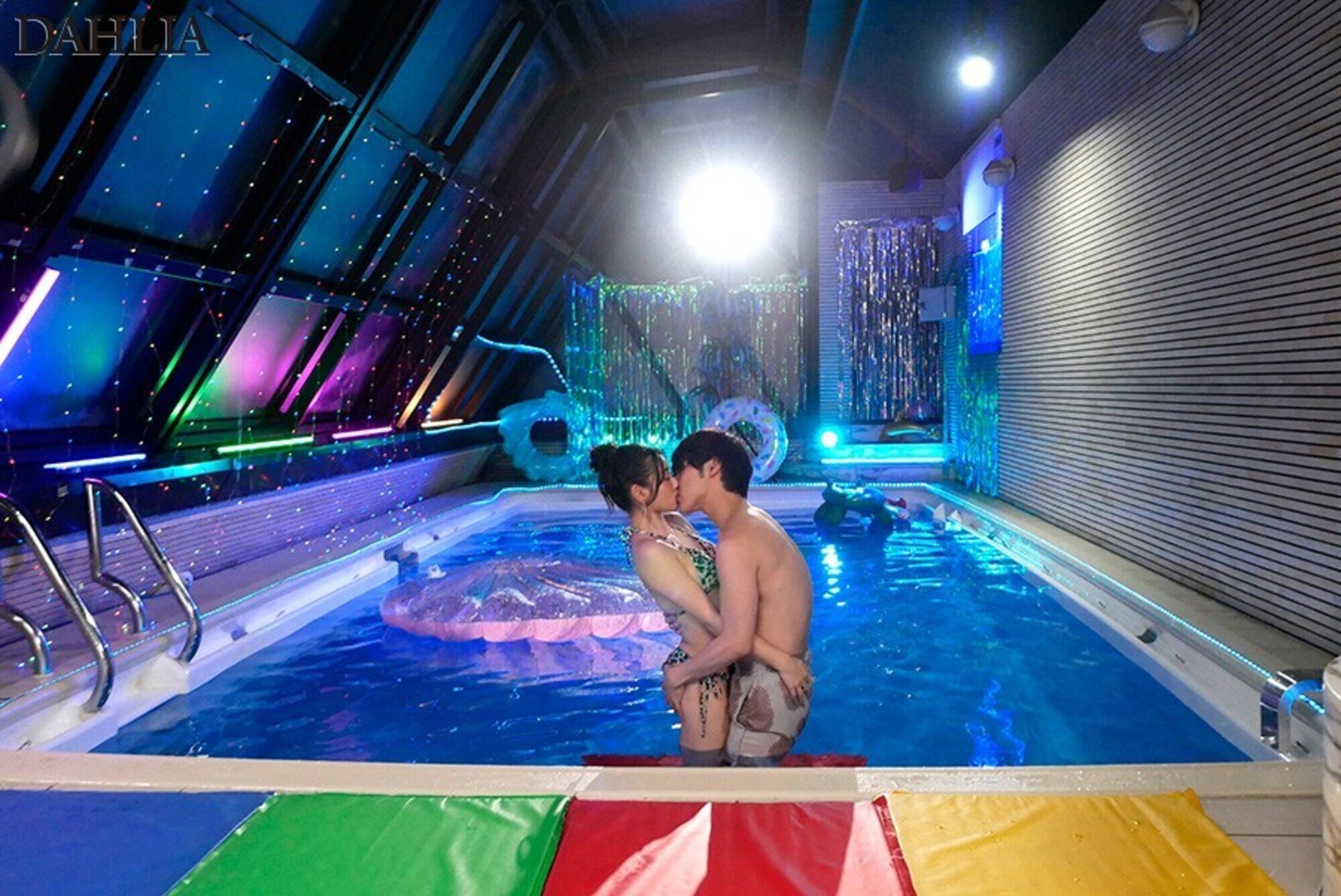 妻の大親友がナイトプールで逆NTR『脱いだらモデル級のビキニ姿に興奮して勃起しているのがバレて･･･笑顔の誘惑に我慢できず何度も浮気中出ししちゃいました。』 三葉ちはる 画像6