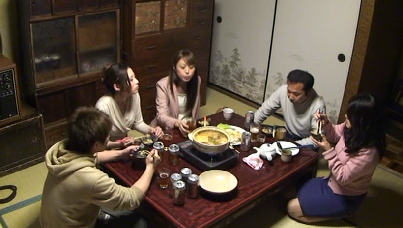 隣の部屋で寝ていたはずの彼女の妹が姉と僕のエッチを覗き、頬を赤らめオナニーをしていたので・・・ 2 画像1