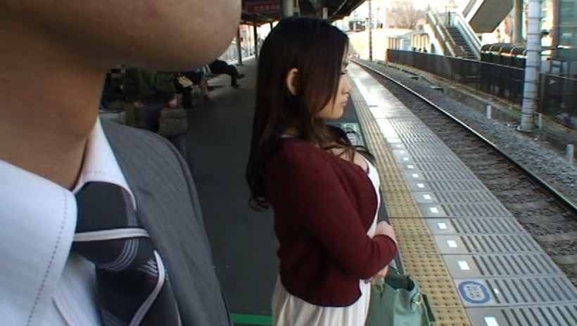 冬場なのに薄着で、人目を憚らず巨乳の谷間を見せている女の子は・・・ 画像18