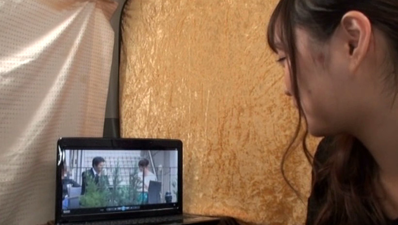 AV鑑賞に集められた素人娘！平静を装いながらもアソコはムレムレ！？観るだけじゃなく気持ちイイ事していきませんか？？ 画像10