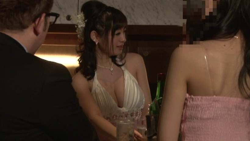 露出したキャバ嬢の胸が刺激的で見とれていると彼女が気づき、やたらと目を合わせてきたので・・・ 画像1