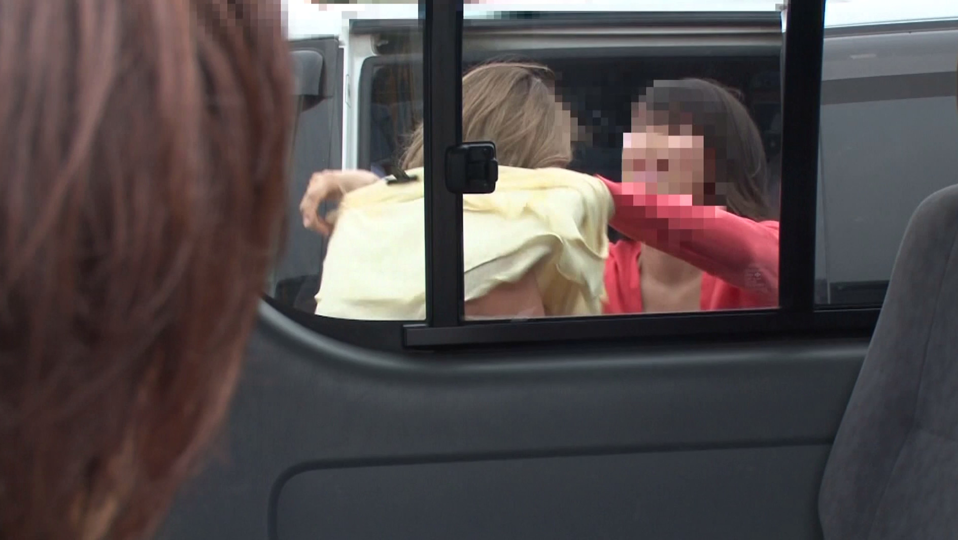 海の駐車場で生着替えする美巨乳女を偶然目撃してしまった僕は・・・ 2 画像18