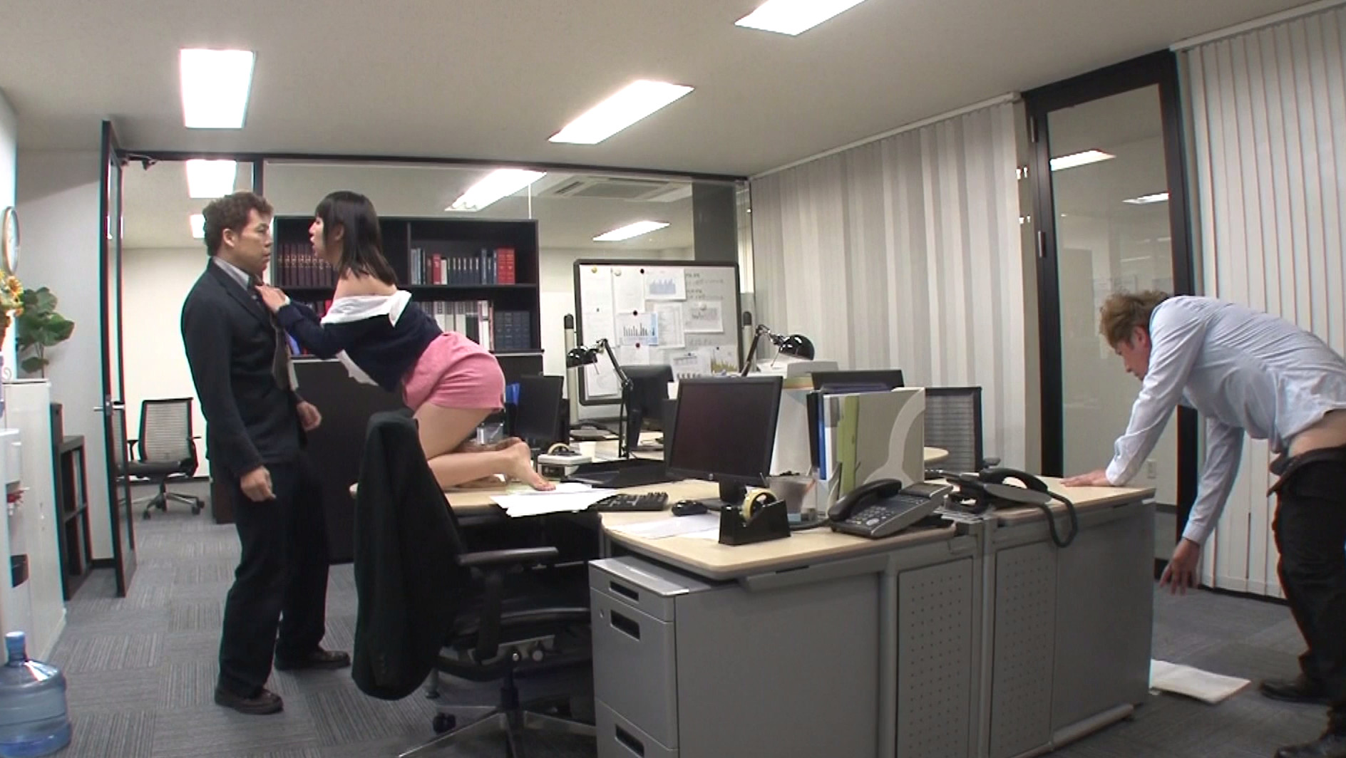 媚薬混入ウォーターサーバーで知らぬ間に発情し手当たり次第男に生中出しを求める美人淫乱OL 画像10
