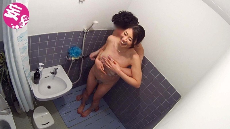 イケメンが熟女を部屋に連れ込んでSEXに持ち込む様子を盗撮した動画。 31 画像5