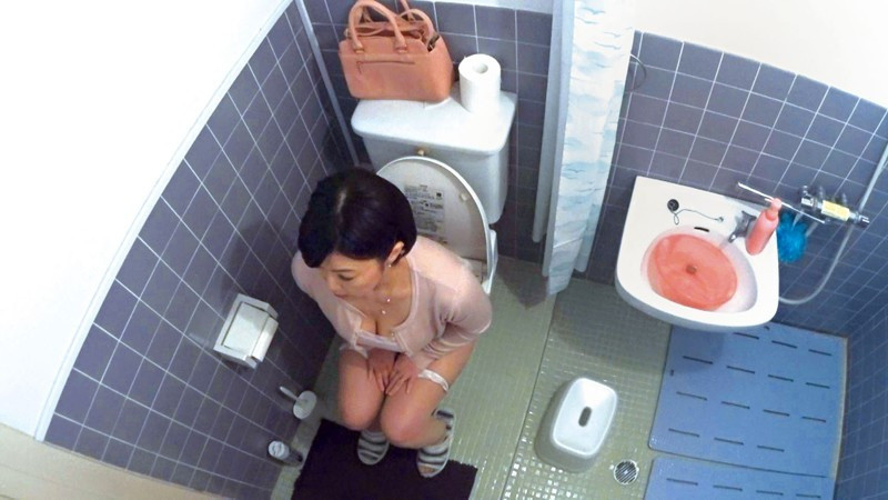 イケメンが熟女を部屋に連れ込んでSEXに持ち込む様子を盗撮したDVD。116~強引にそのまま中出ししちゃいました~ 画像17