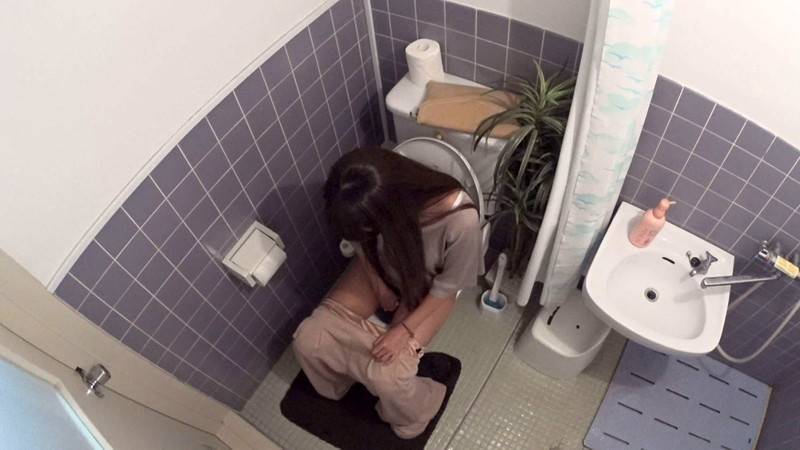 イケメンが熟女を部屋に連れ込んでSEXに持ち込む様子を盗撮した動画。 77 画像4