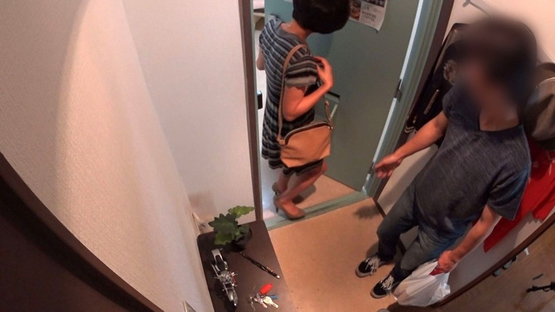 イケメンが熟女を部屋に連れ込んでSEXに持ち込む様子を盗撮した動画。 78 画像16
