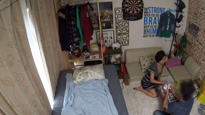 イケメンが熟女を部屋に連れ込んでSEXに持ち込む様子を盗撮した動画。 78 画像17
