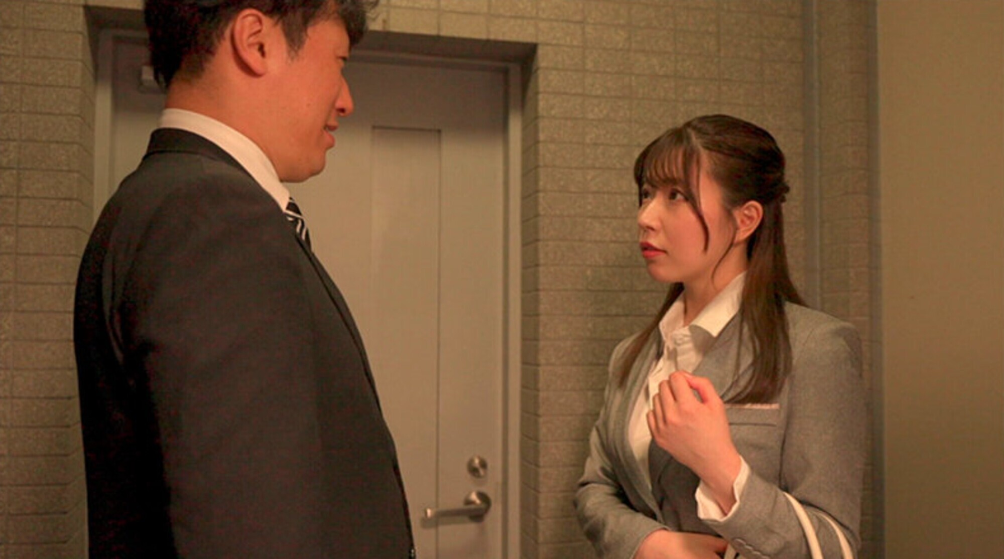 「始発まで私んちで飲み直そ」金曜夜、終電逃して同僚女子社員のウチでまさかの展開!! ノーパンノーブラの無防備すぎる部屋着姿にあぁもうダメだ!月曜朝までハメまくった・・・ 南條みや子 画像1