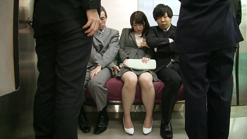 「痴●最低!」と言ってたはずが・・・実際痴●されたら涙目でイキまくるドスケベなメガネっ娘OL 3枚目