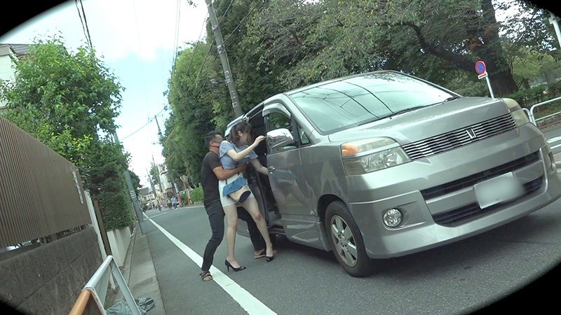 外歩けば毎日セクハラ三昧の頼まれると断れない177cm高身長Hカップグラマー素人さんにエロドッキリ仕掛けたらスゴいHな画が撮れたので発売致します。 辻井ほのか 画像9
