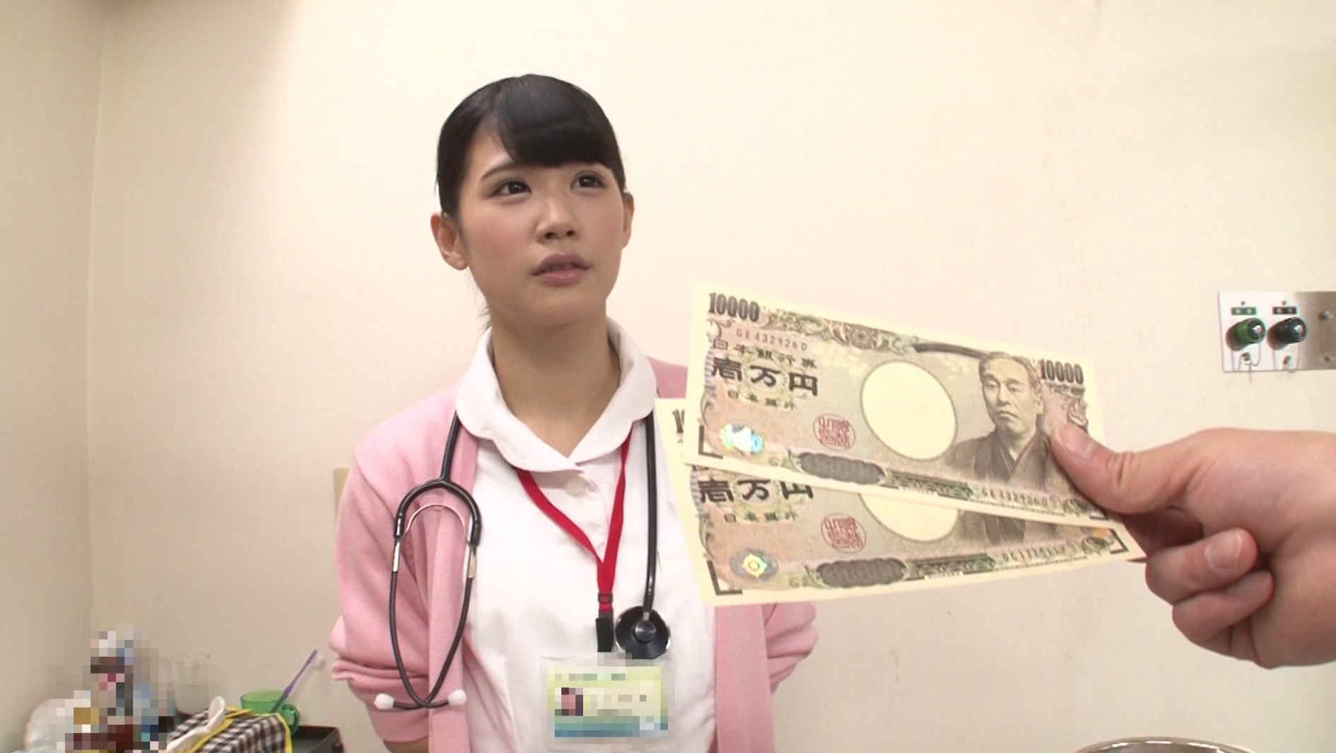 働く本物看護師に惚れちゃった一般男性患者がマジ告白！「長引く入院生活で反り返るほど溜まったち○ぽを素股でヌいてくれませんか？」退院直前の滑り込み交渉で白衣の天使は優しくまたがってくれるのか！？こするだけ･････・のハズがじんわり濡れだしたオマ○コにヌルッと生挿入！ 2 画像11
