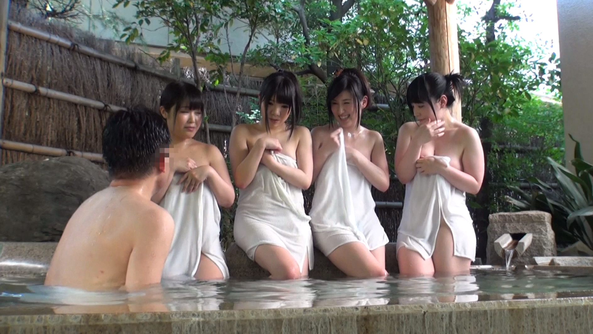 一般男女モニタリングAV 温泉街で別々に声をかけた素人女子大生グループと1人っきりのオジサンが初対面でいきなりハーレム混浴に挑戦!若さ弾けるピチピチ巨乳に囲まれ数年ぶりにフル勃起した中年ち○ぽを見た素人娘たちは連続SEXしてあげるのか!? in箱根温泉 画像4