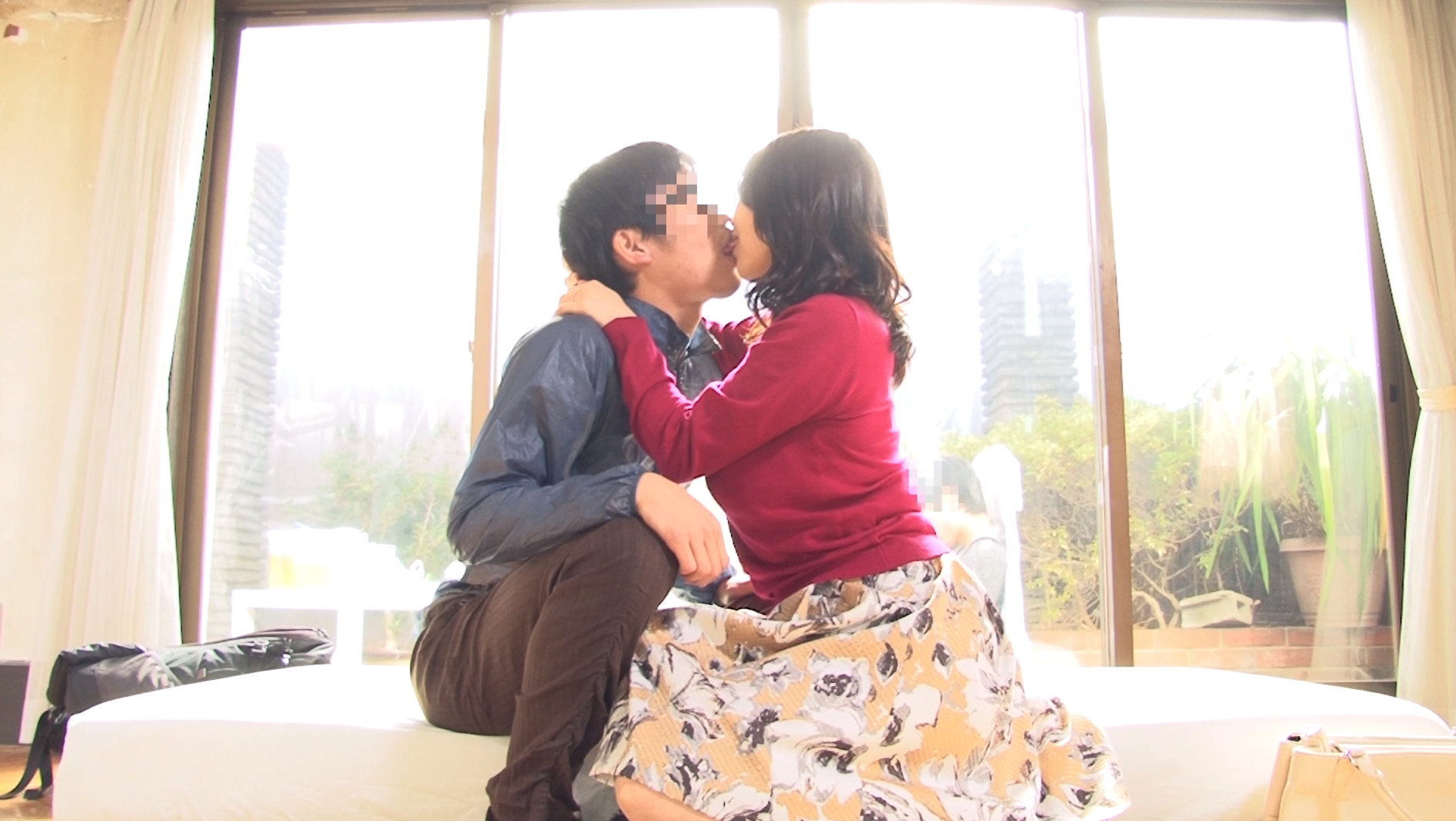 一般男女モニタリングAV 禁断の歳の差筆おろし企画 マジックミラーの向こうには実の息子!いまだ童貞の男子大学生と巨乳の「友達のお母さん」が素股でセックスの予行演習に挑戦!二人っきりの密室でずっと揉んでみたかった友人母の大きなおっぱいに童貞ち○ぽは暴発5秒前!!母性溢れるおま○こと若者ち○ぽを擦り合わせたら息子の目の前なのにヌルッと挿入してしまうのか!? 2 画像3