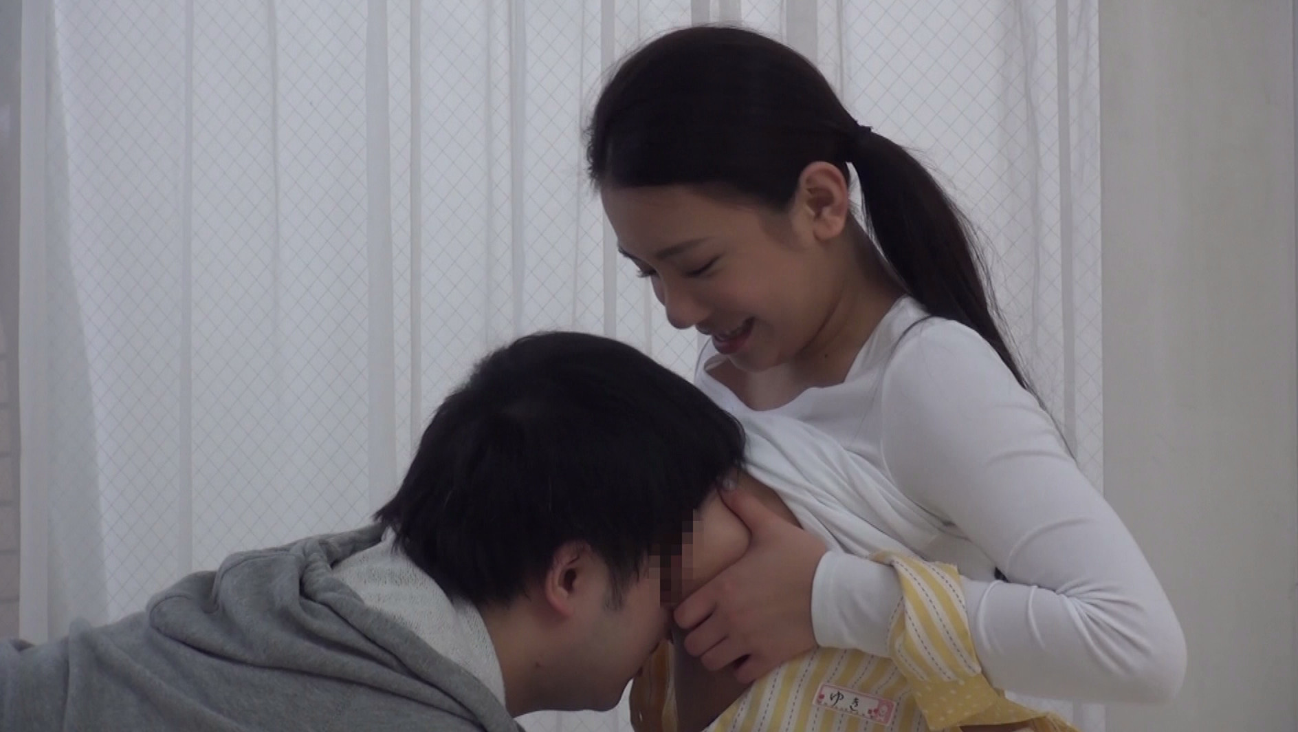 一般男女モニタリングAV 子供が大好き!どんなときでも笑顔あふれる素人の巨乳お姉さん限定! 童貞クンの夢である授乳手コキをお願いしたら心優しい新人の幼稚園の先生&保母さんは大きなおっぱいと母性愛を刺激され筆おろしSEXしてくれるのか!? 2 画像2