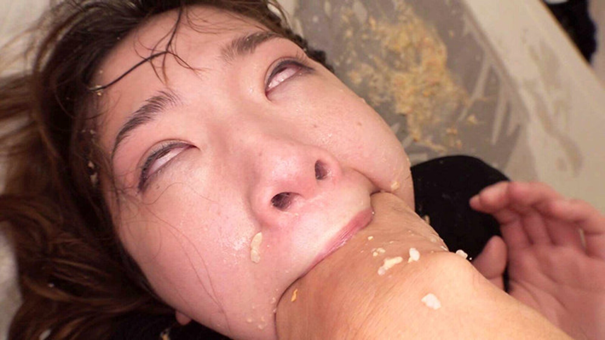 吐瀉物狂い堕ち 喉奥暴行ゲロイラマチオ 美波沙耶 画像2