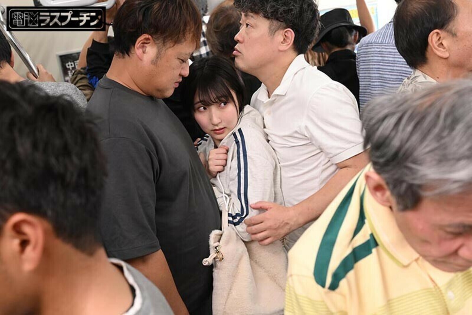 満員電車でチューブトップを揺らしながら周りの客を興奮させる爆乳女をしつこくポ口リさせ羞恥乳首開発 糸井瑠花 画像14
