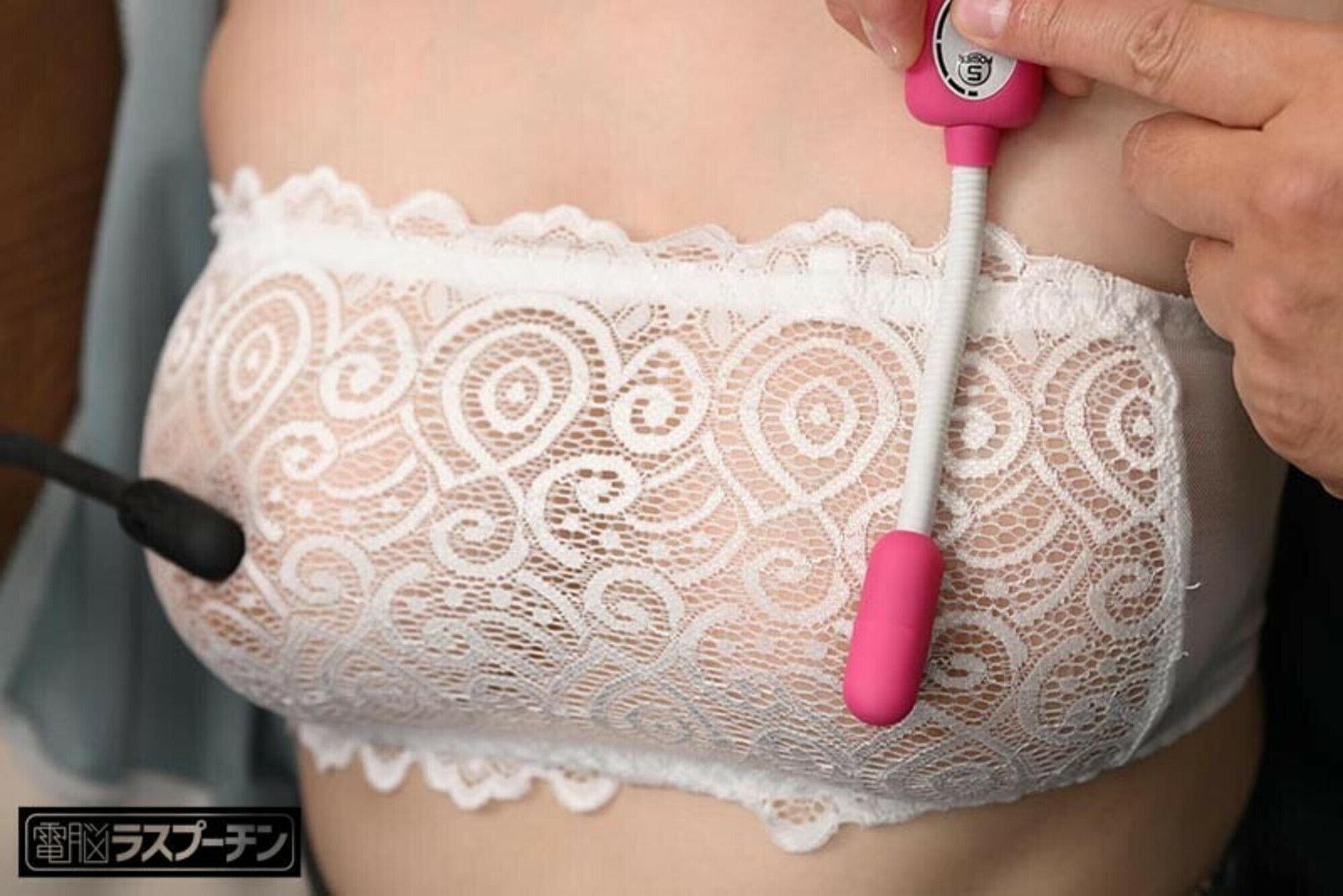 満員電車でチューブトップを揺らしながら周りの客を興奮させる爆乳女をしつこくポ口リさせ羞恥乳首開発 糸井瑠花 画像19