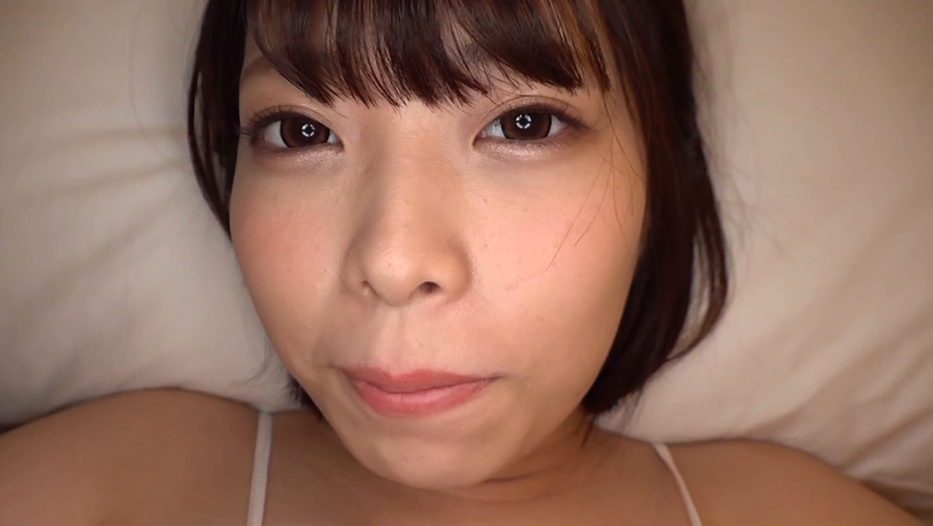 Hカップ以上のデカパイじゃないと満喫できない!!あお向けで寝てるオンナのノーブラ爆乳を抱きよせて肉厚の谷間にチ●ポをハサんだまま擦って発射する夜這いパイズリ挟射 大原あむ 画像10