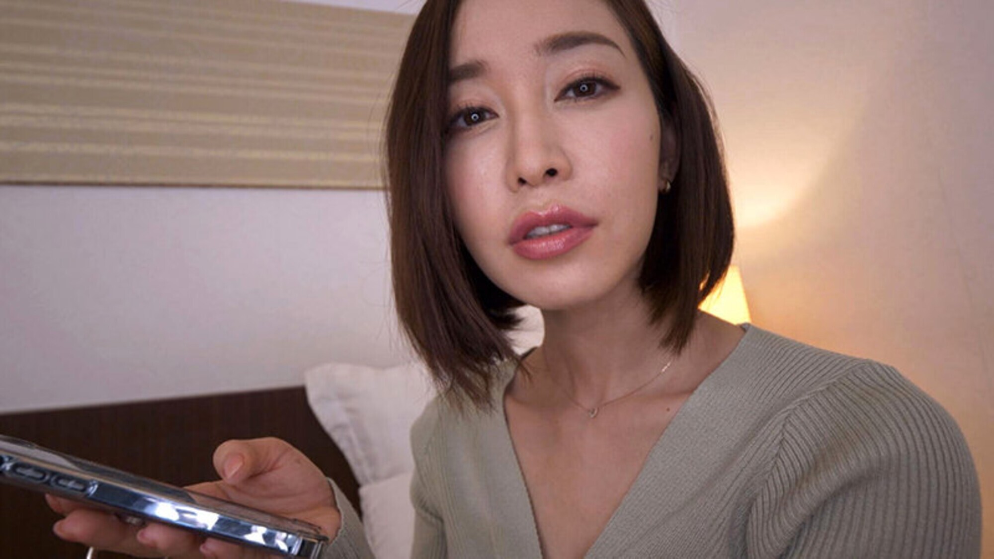 何故かご機嫌斜めで塩対応中出し性行為 篠田ゆう 画像2