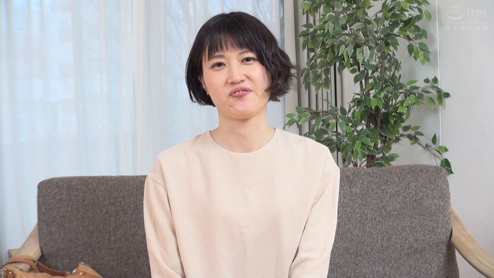 美人貧乳人妻厳選10人 清楚妻のコリコリ勃起乳首弄び中出し孕ませ240分~小さな胸が最高にエロい!夫以外の男で理性崩壊する美人妻たち~ 1枚目