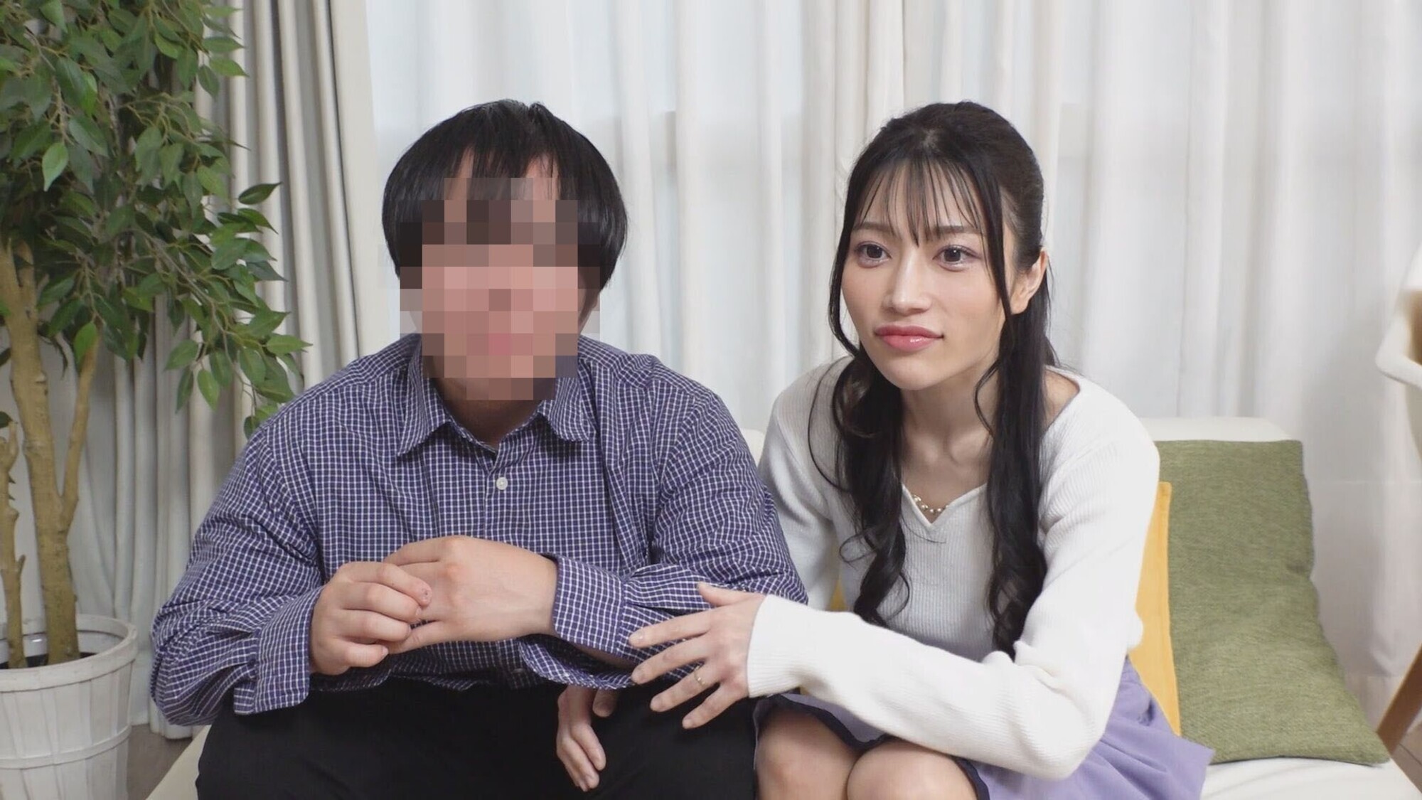 素人参加型バラエティ 観察モニタリング 愛する夫の目の前で自慢の爆乳を揉みほぐされ秒で感じまくって他人男に寝取られた妻 ひなみ 画像1