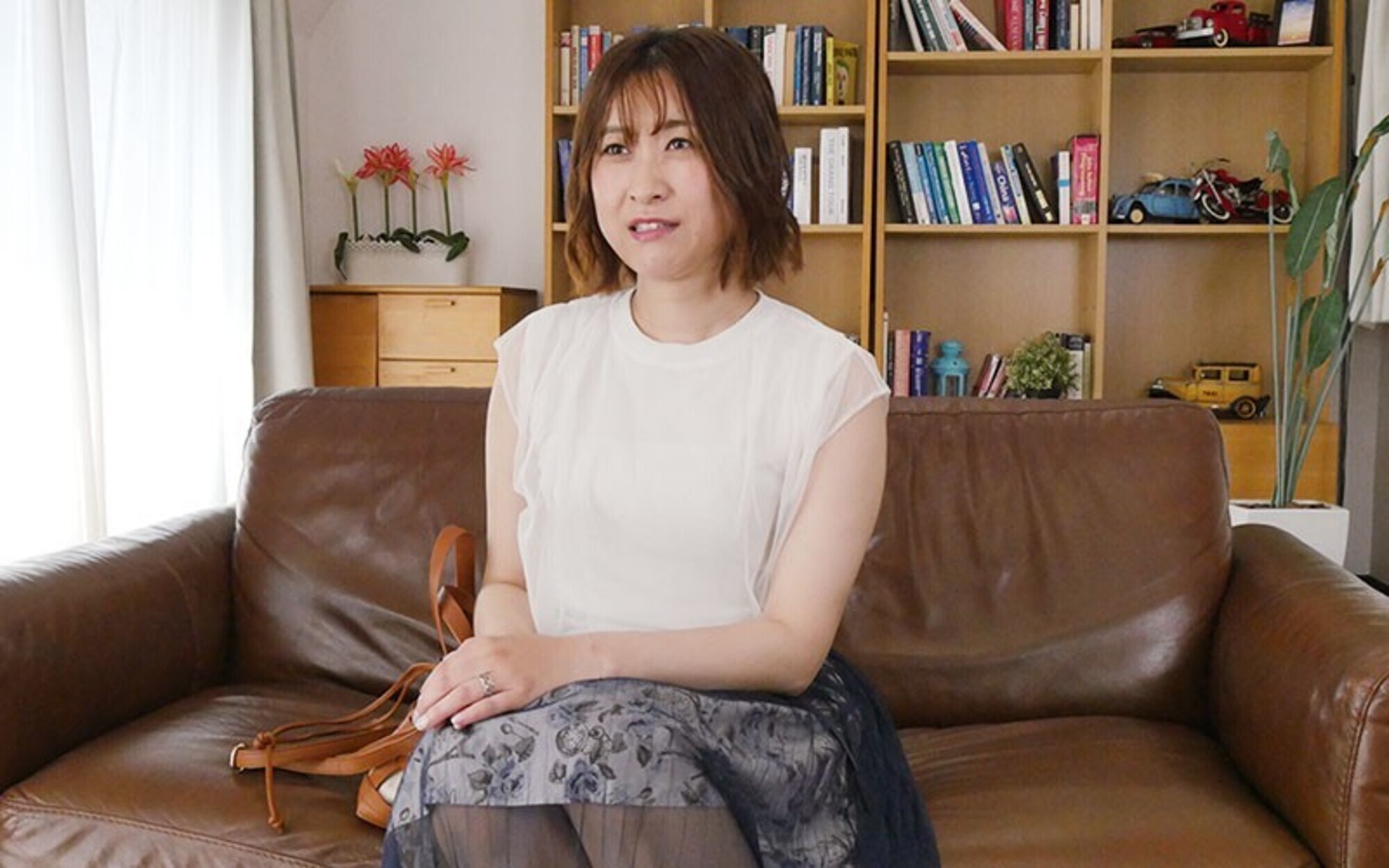 ド素人応募妻 旦那に内緒で普通のパート妻が秘めた性欲を爆発させ最後は我慢できず中出し懇願 鮎川万里香 画像1