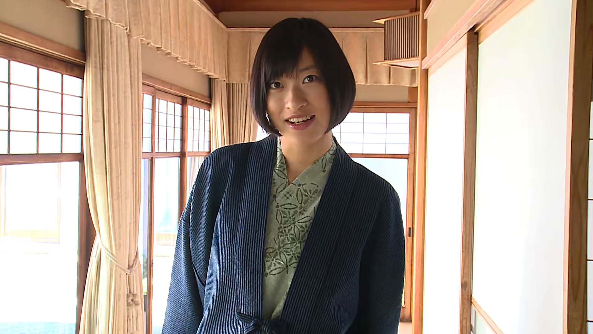 倉持由香「いいなりもっちー飼育日記 #2」温泉や水着で魅せる至福のグラビア動画 倉持由香 サンプル画像1