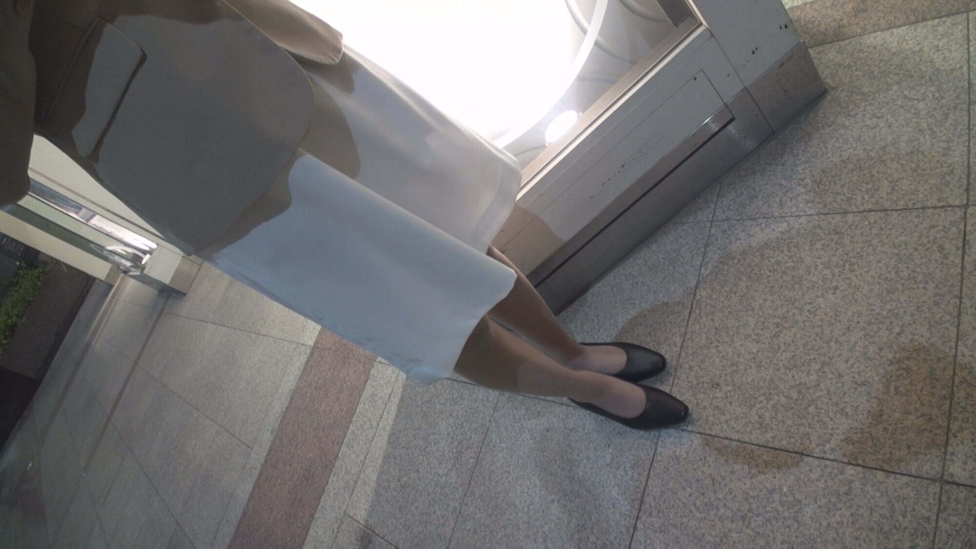 30歳美容部員 羞恥心に勝る快感に抗えず完全ビッチ化! 画像1