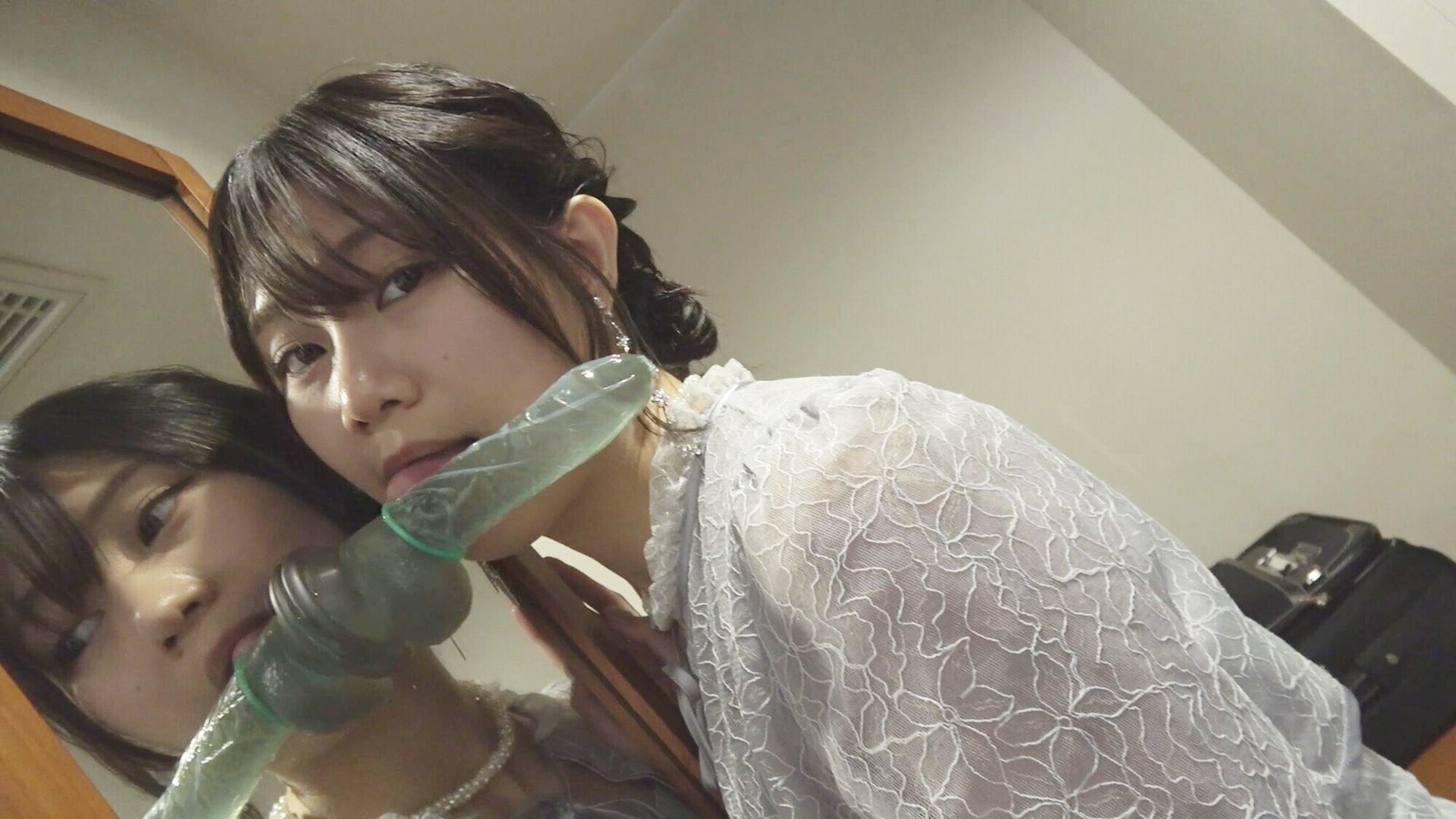 結婚式帰りにお口だけでコンドーム装着にチャレンジ！妊娠願望爆アゲ！過呼吸必至！オホ声アクメ！ 画像1