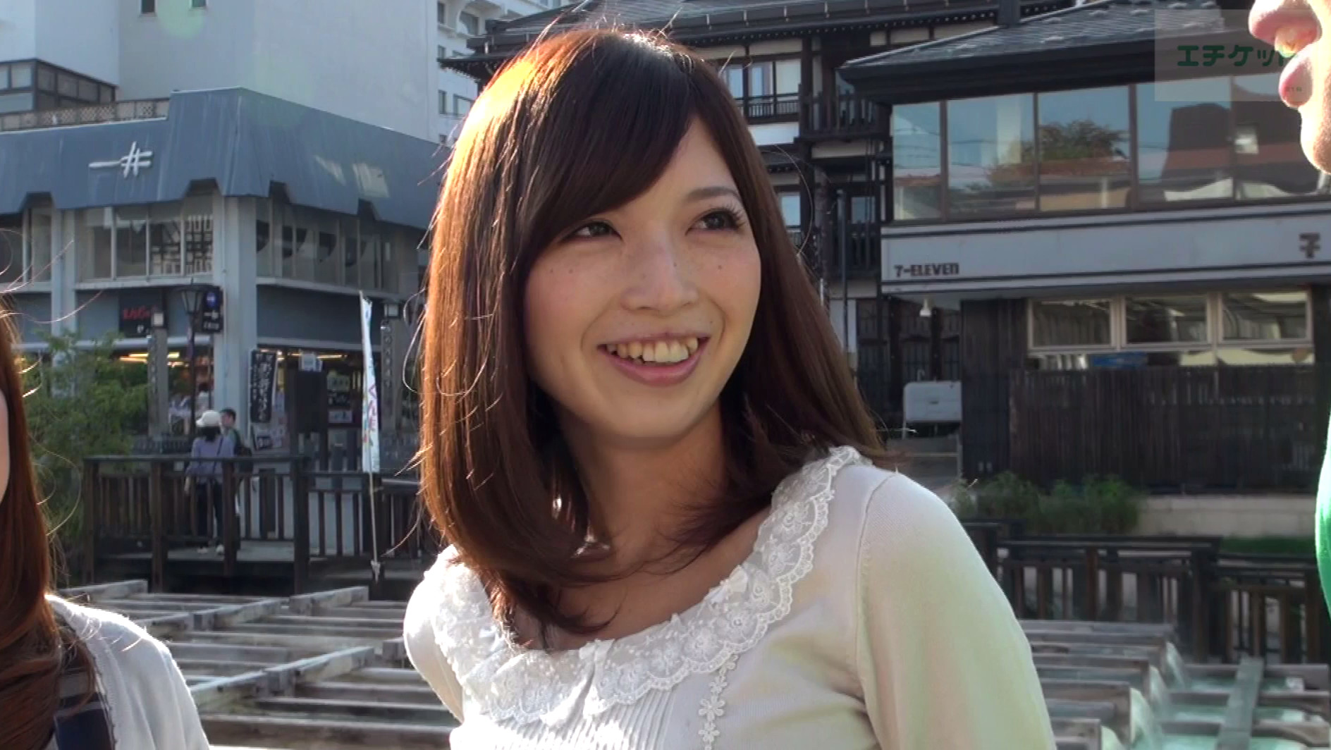 人妻の葵さんと露天風呂で混浴!「先に入ってて・・・後から行くから。恥ずかしいから」湯船につかりながら人妻が服を脱ぐ姿をガン見チェックで至福のひととき。なんていい眺めでしょうか!あれ!ピンク色のTバックですか!けしからん! 画像2
