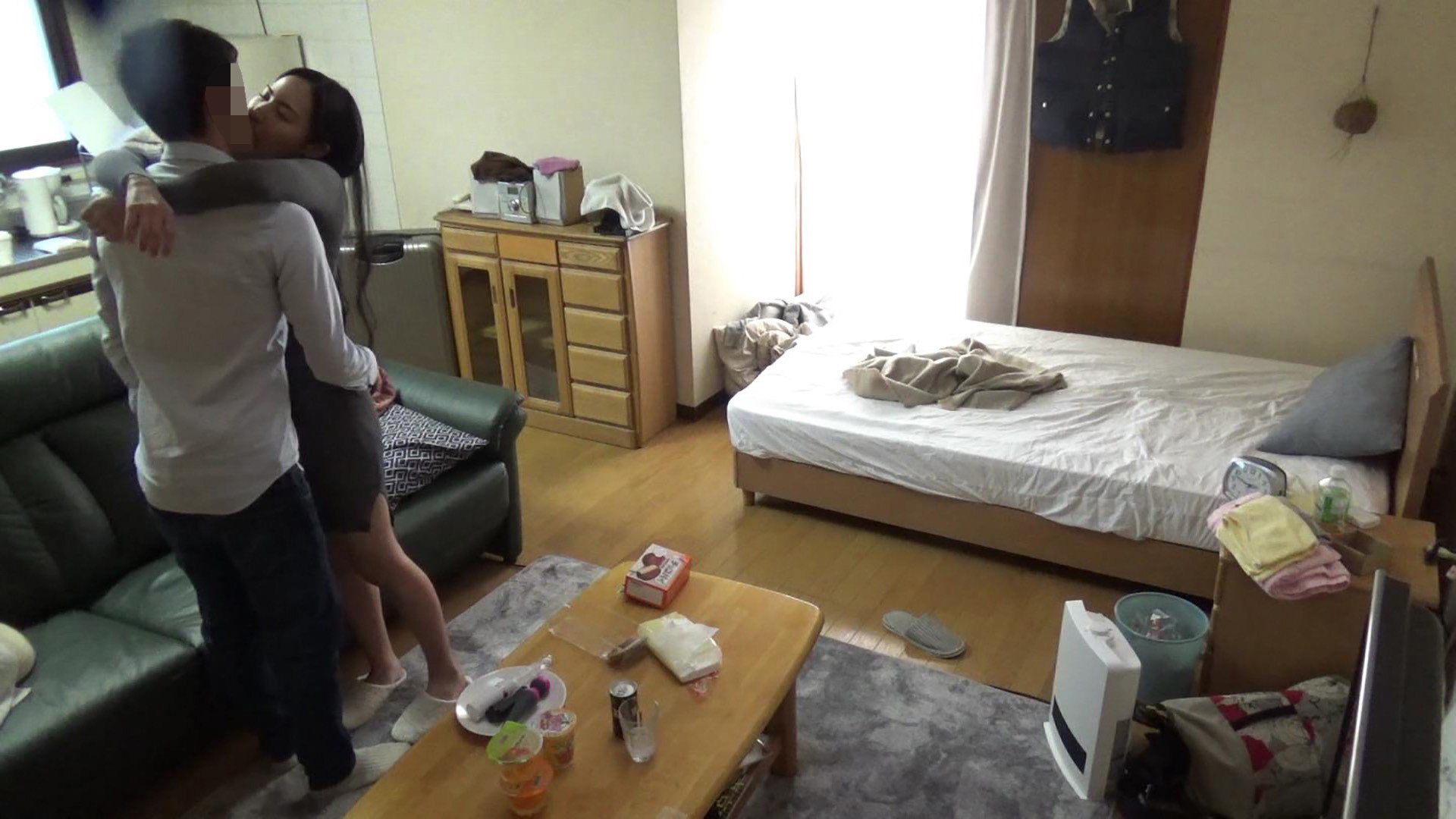 おとなり人妻を口説きセフレ化させるまでの一部始終 CASE.1明恵 33歳 隣人の人妻をそれとなく理由づけして、自宅内にまでおびき寄せることに成功。話をしていると旦那が相手にしてくれないさみしさと欲望が漏れ出てしまっている明恵さん。押し倒して後ろから獣のように突きまくるとスケベなあえぎ声!そのままハメ潮を吹く始末。人妻が自分からち〇ぽを入れてうねうねと動かす腰の動きがいやらしい。全力のピストンに惚れてくれてセフレ決定。 画像7