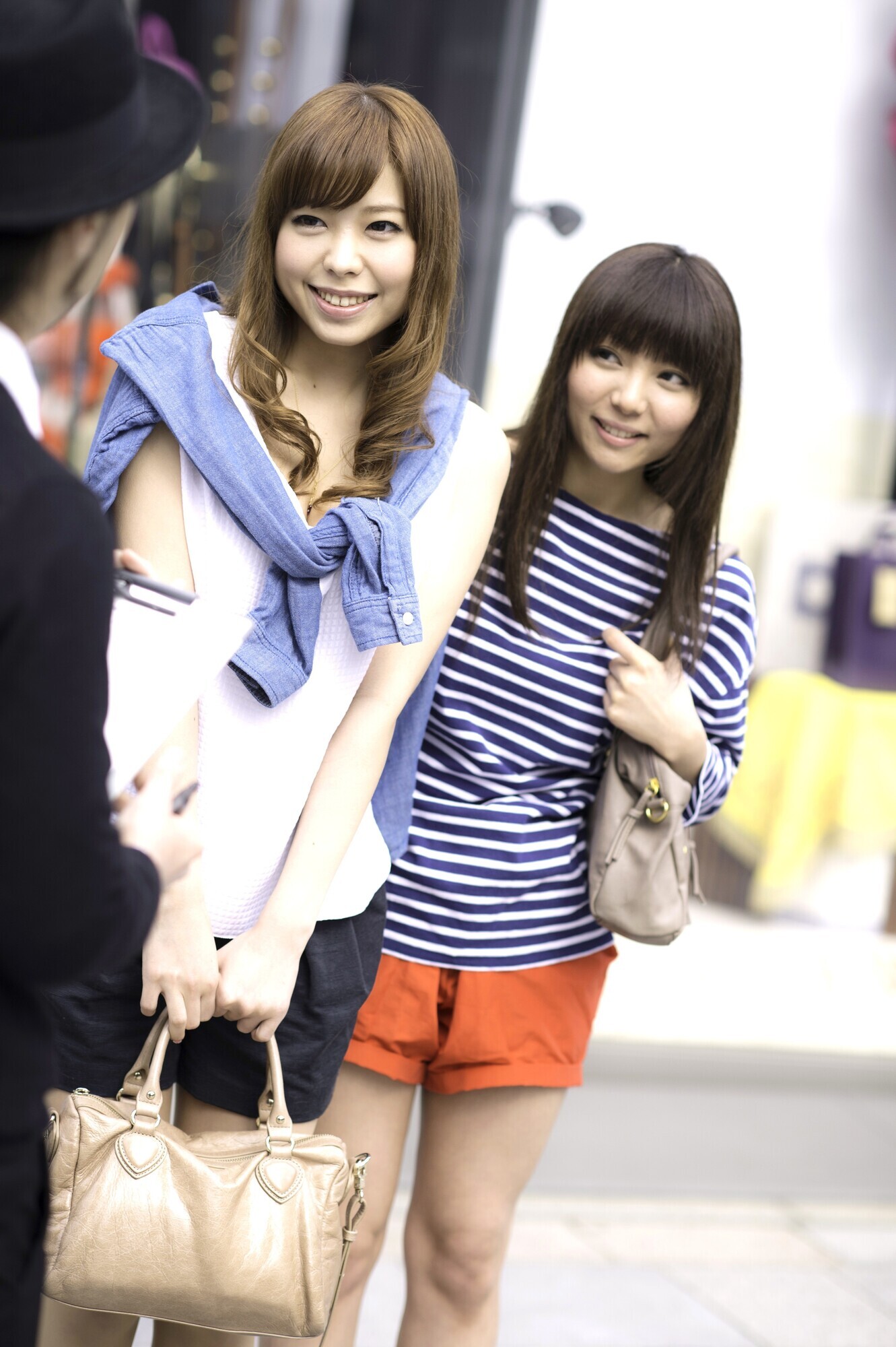 姉妹ナンパ 妹&ナンパ師に電マでイカされ本気で発情! ! えみ22歳&なな20歳 画像1