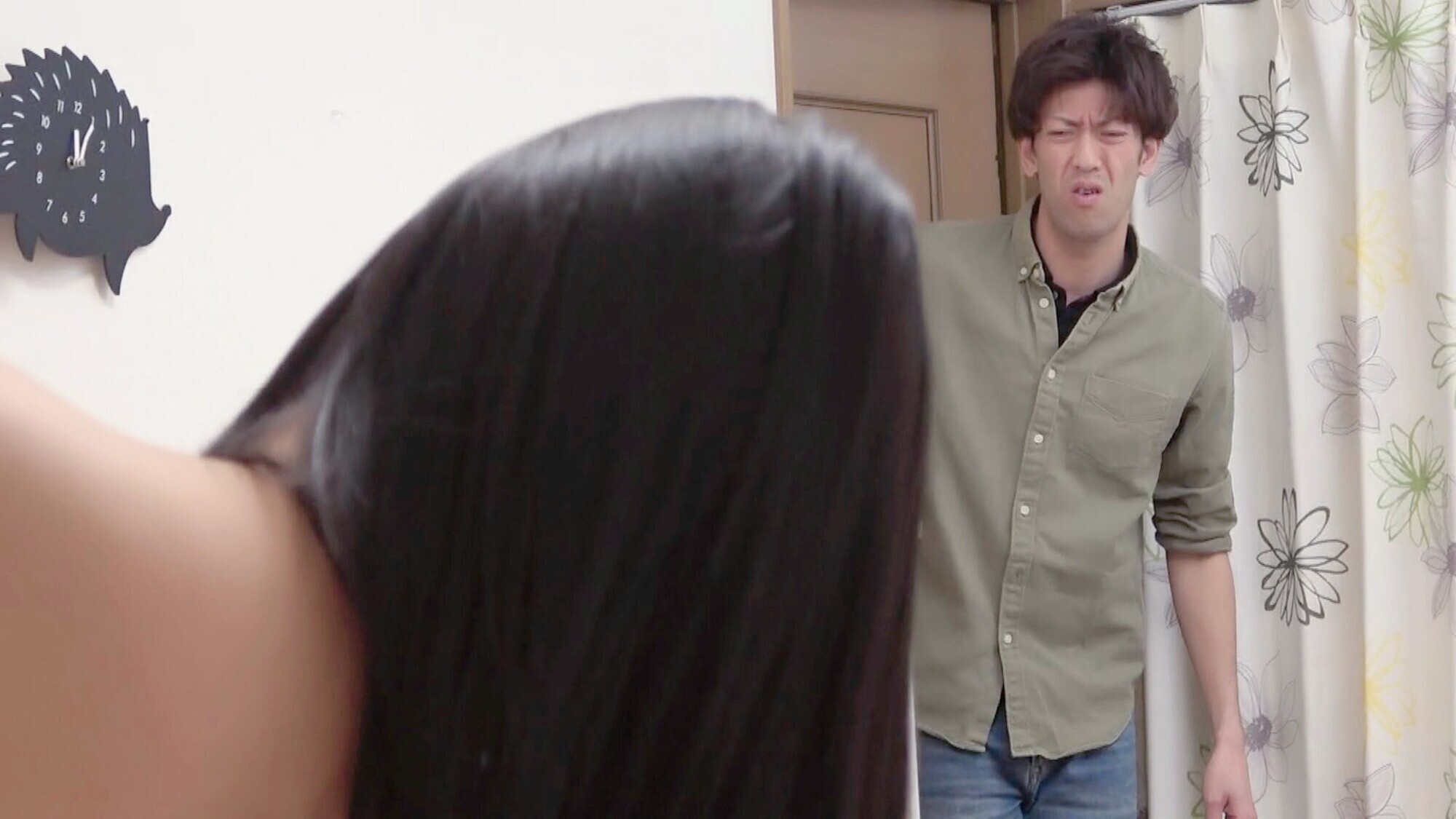 騒音苦情にやって来た隣人がカップルのセックスをお手伝い 2 画像1