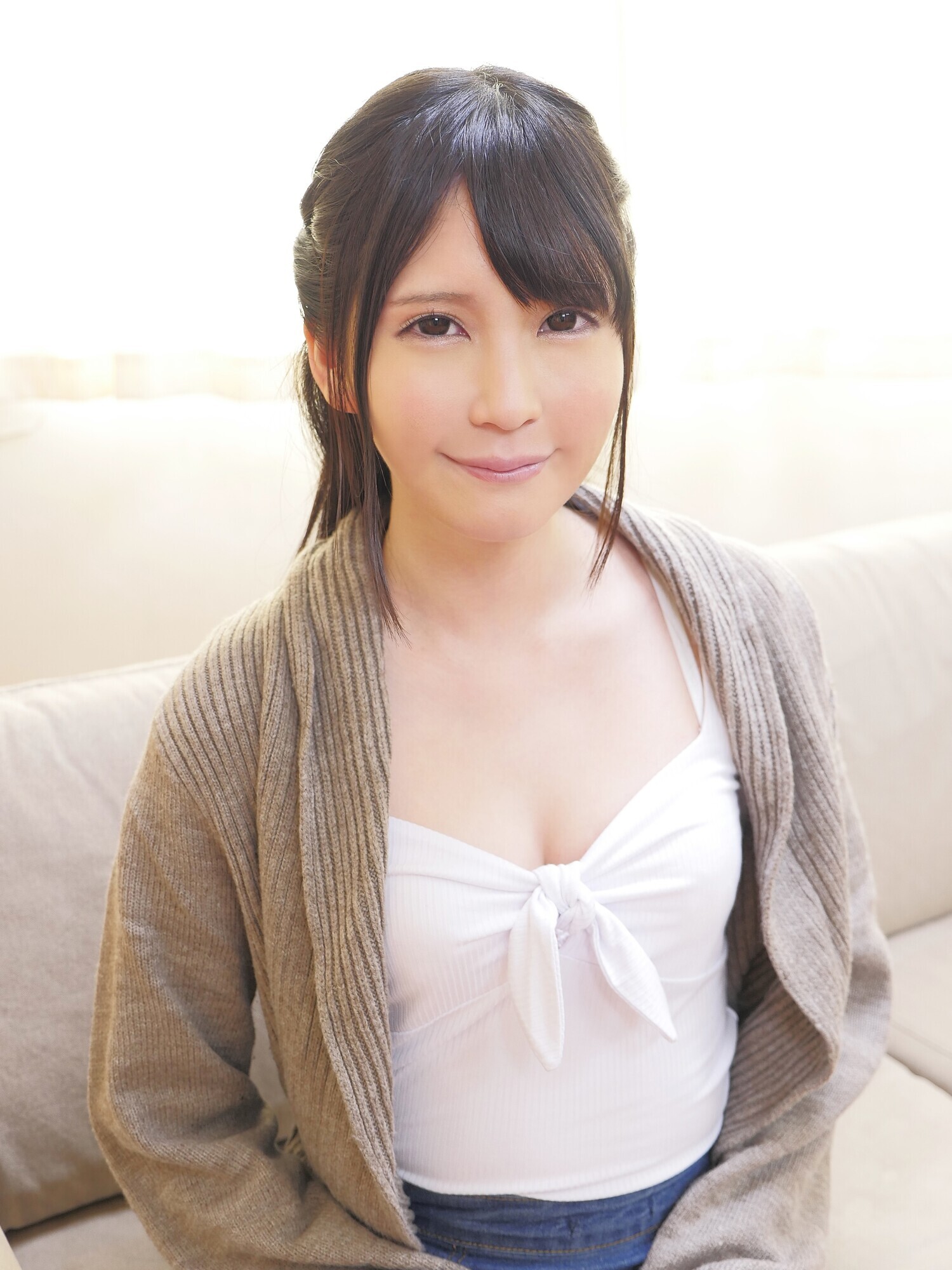 デリヘルで呼んだ娘が、敏感すぎて潮吹いて僕の部屋をビショビショにするので怒ったらヤラせてくれたけど、感じまくりまさかの連続イキ!更にハメ潮吹きまくって困った! 小谷みのり 画像1