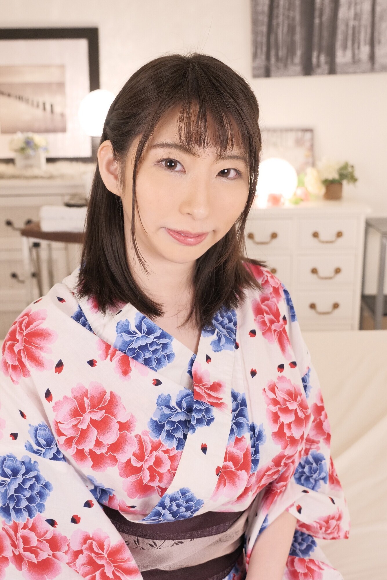 巨乳おっぱいひざ枕 おっぱい大好きとせがんでみたらお店に内緒で二人だけの秘密と 宝田もなみ 画像1