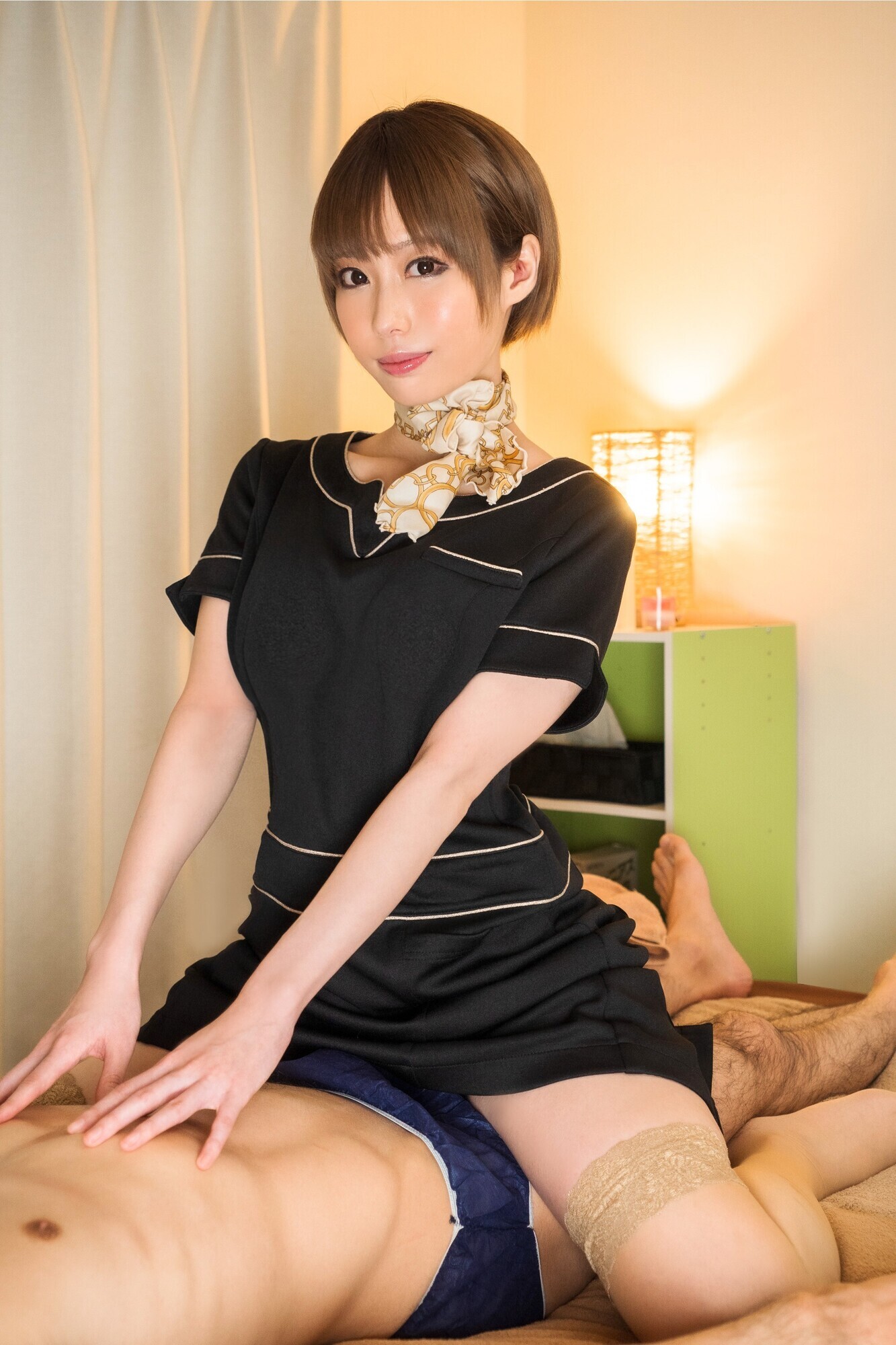 出張マッサージのお姉さんは出会いが無くて欲求不満!男の身体を触りながらウズウズしているのでそそり勃つチ○ポを見せつけたら嬉しそうに咥えて来ました! 川菜美鈴 画像2