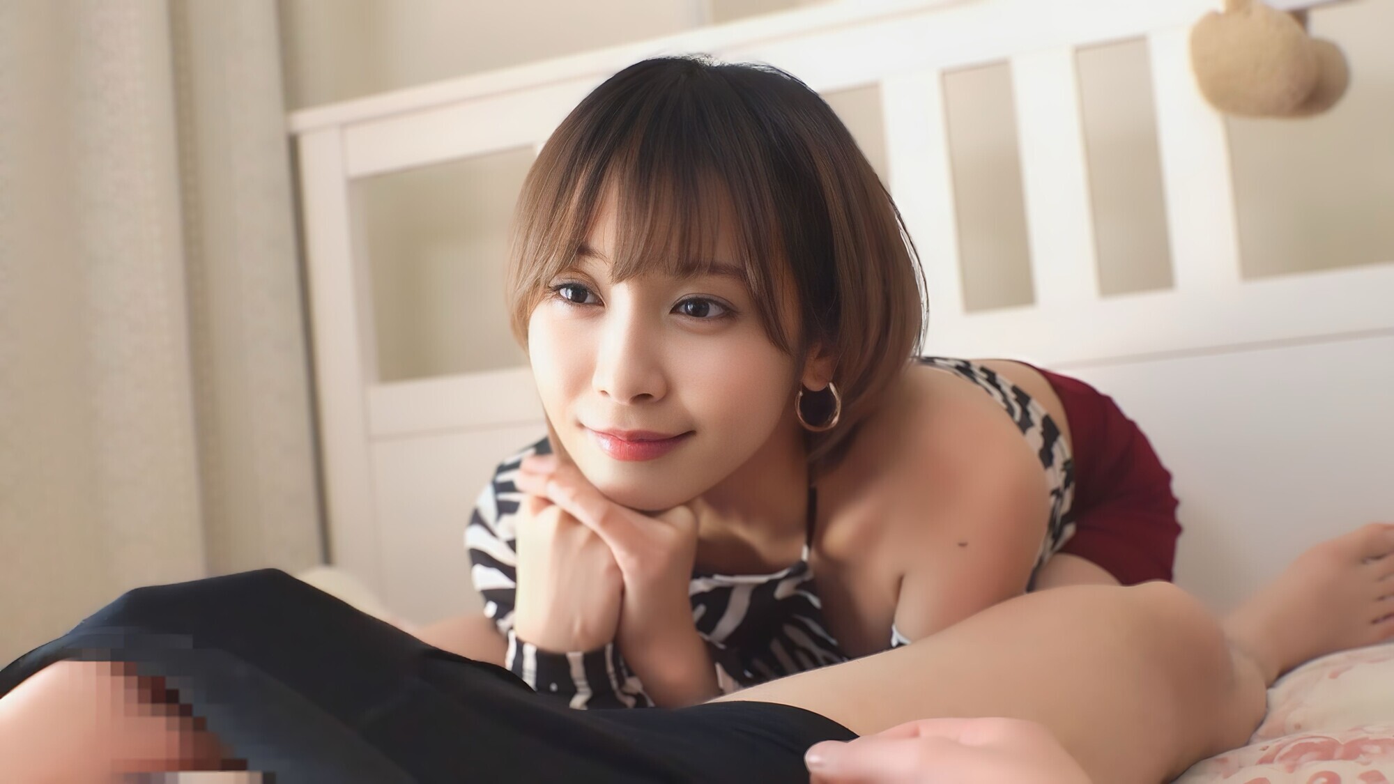 「ちょっとだけですよ」と言いながらガチガチ勃起チ〇ポに興味津々!素人娘の搾精手コキ 画像8