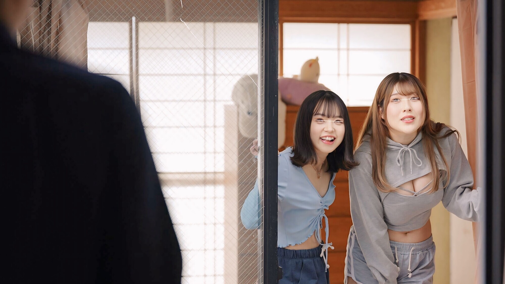 向かい部屋の女子寮の覗きに気付かれて以来、女子大生達が毎日窓越しに誘ってきます。若さゆえの性欲を受け止める花びら回転ハーレムSEX 4枚目
