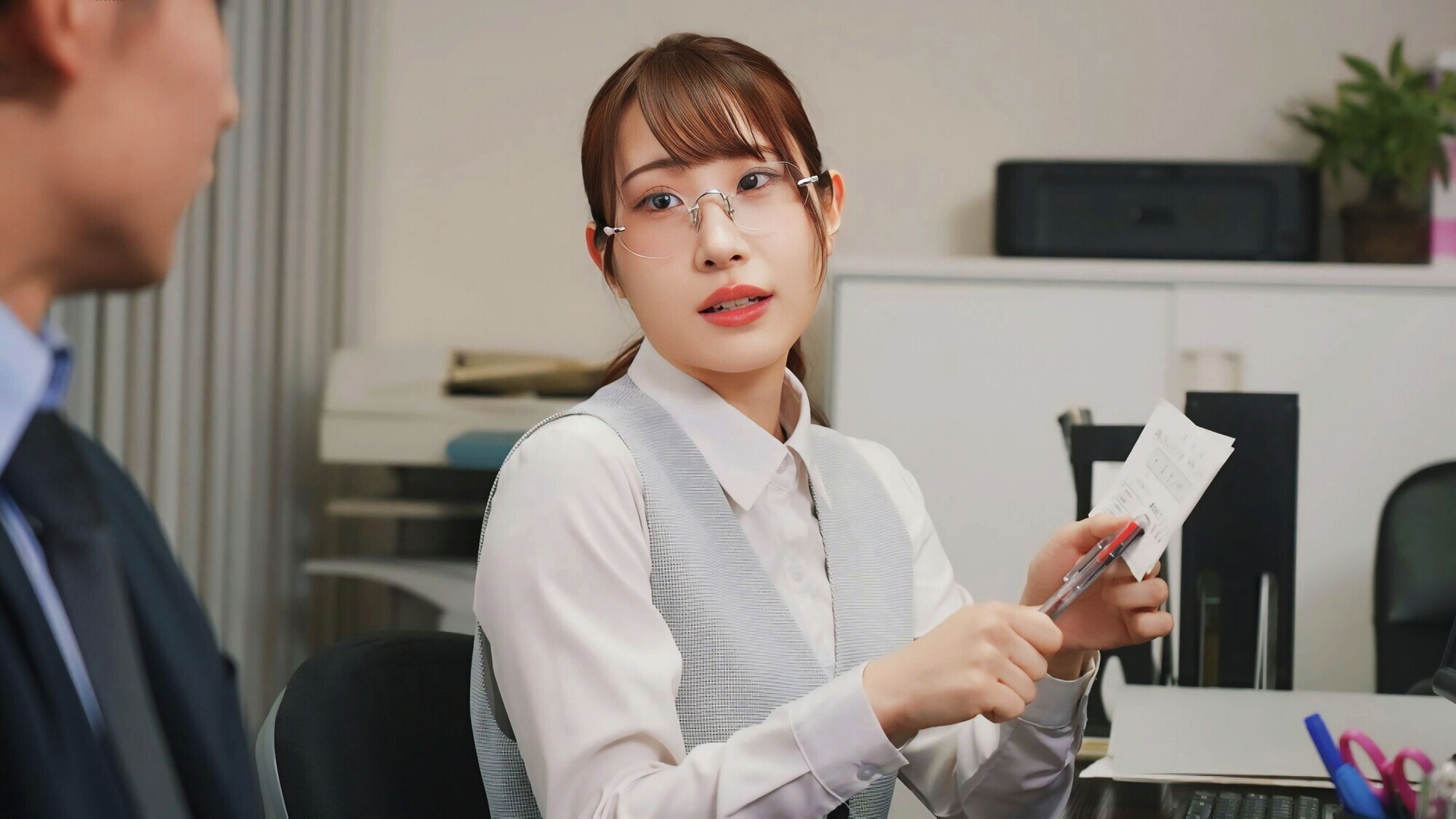 「これは経費で落ちません！」いつも地味で生真面目で領収書を突っ返してくる経理部のOLがデリヘル嬢で痴女だった。 画像2