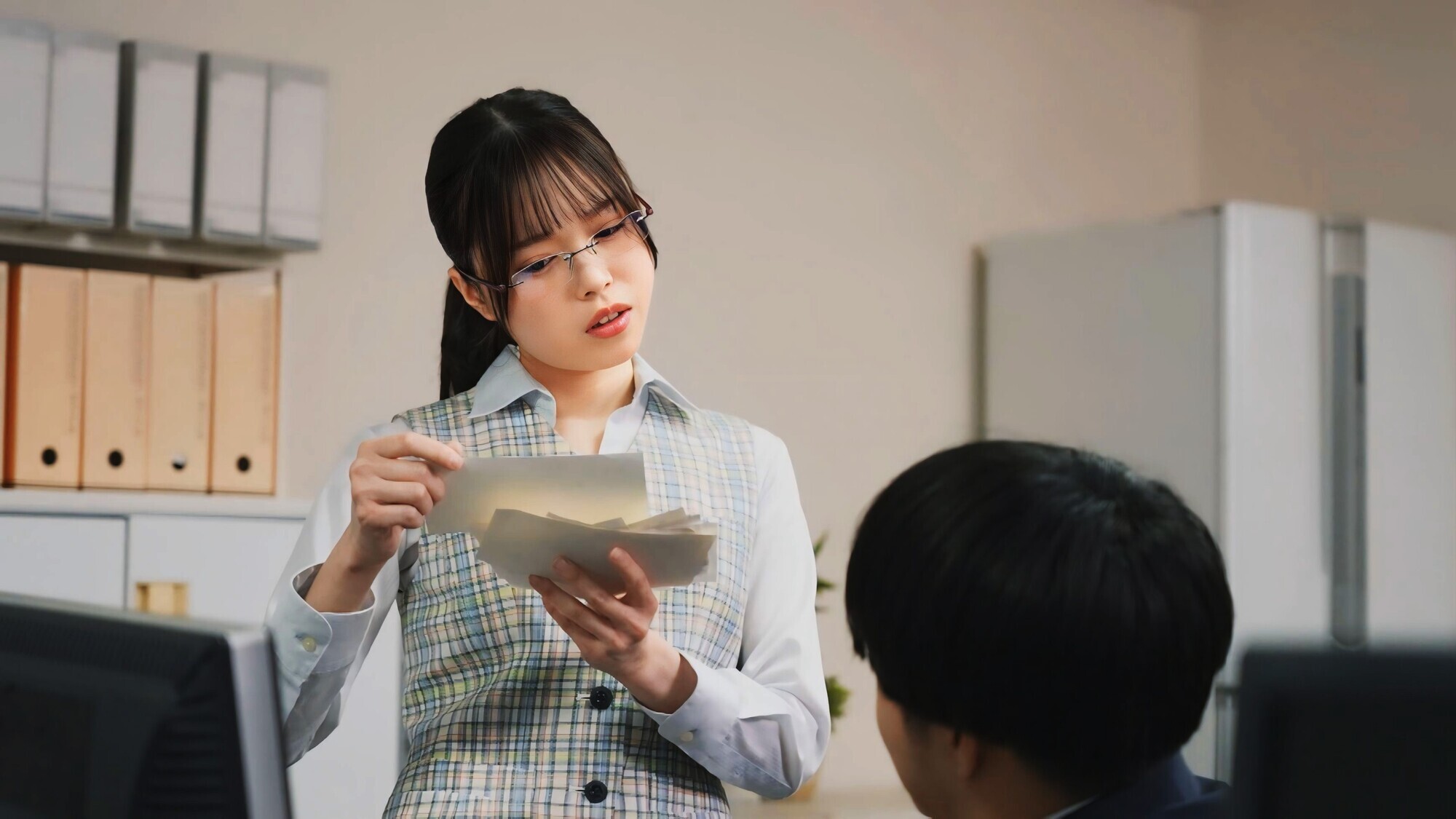 「これは経費で落ちません！」いつも地味で生真面目で領収書を突っ返してくる経理部のOLがデリヘル嬢で痴女だった。 画像3