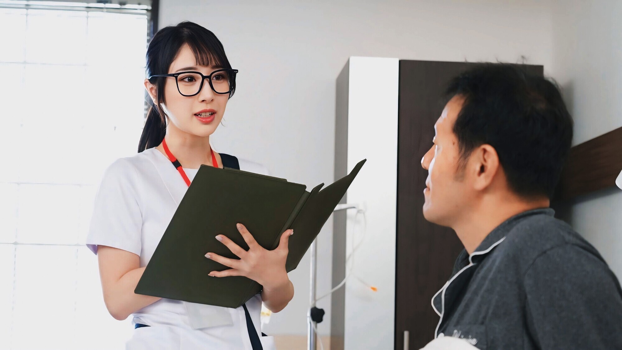 地味な隠れデカパイ新人看護師は押しに弱くてセクハラを断れないドMちゃん。性欲が溜まった入院患者の性処理までもお世話しています 小野坂ゆいか 画像2