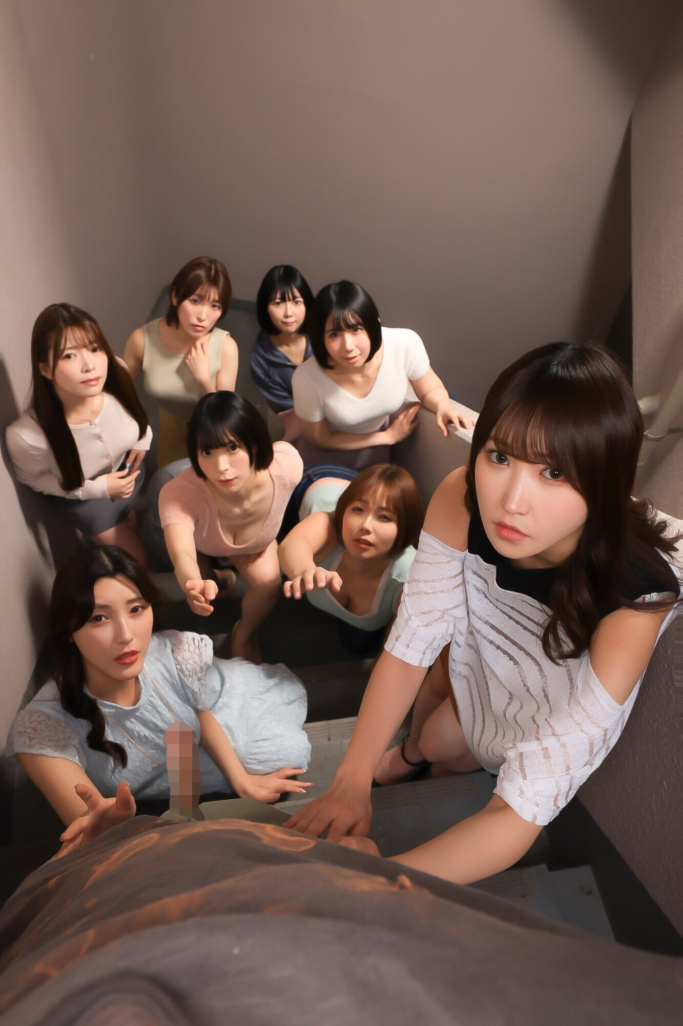 終末シェルター内で生き残りは僕以外全員女子。燃え尽きた世界で生殖本能が連鎖反応!8人の女子と精子を分け合う夢の楽園性活 画像1