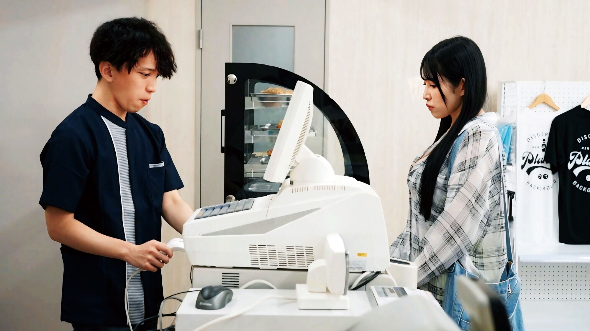 コンビニのバックヤードでセックスをするのが好きな彼女は不倫をしていた。 二羽紗愛 3枚目