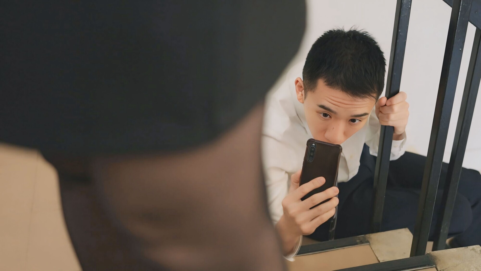 生真面目だと思っていた経理部女子はとんでもない痴女だった！弱みを握られ日夜社内で痴女られるハメに 入田真綾 画像1