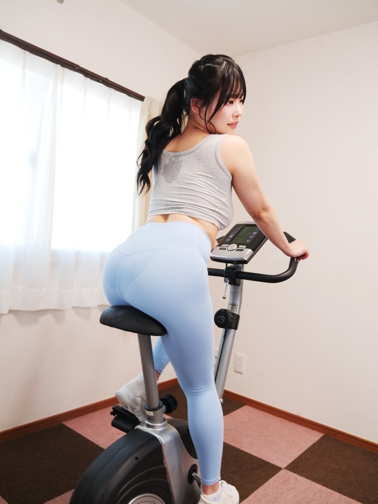 デカ尻ピタパン汗だくピストン騎乗位 エクササイズで汗まみれになったムレムレデカ尻に顔とち〇ぽを擦りつけたら気持ち良くなって・・・ 画像1