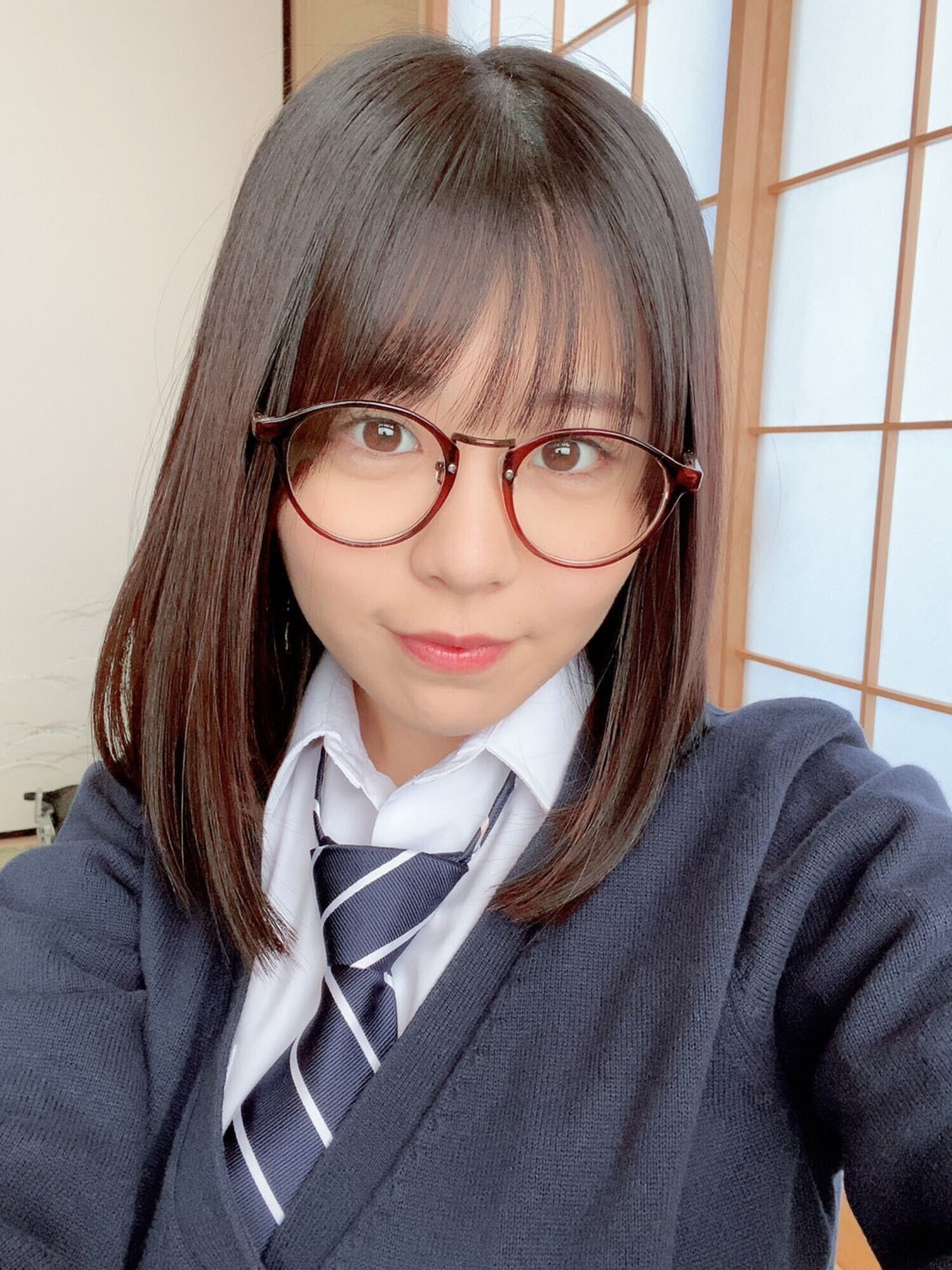 メガネっ娘の「こなっちゃん」学校では優等生だけど･･･。「乳首とアソコをいっぱい舐めて下さい。気持ちいいんです･･･（＾_＾）v」