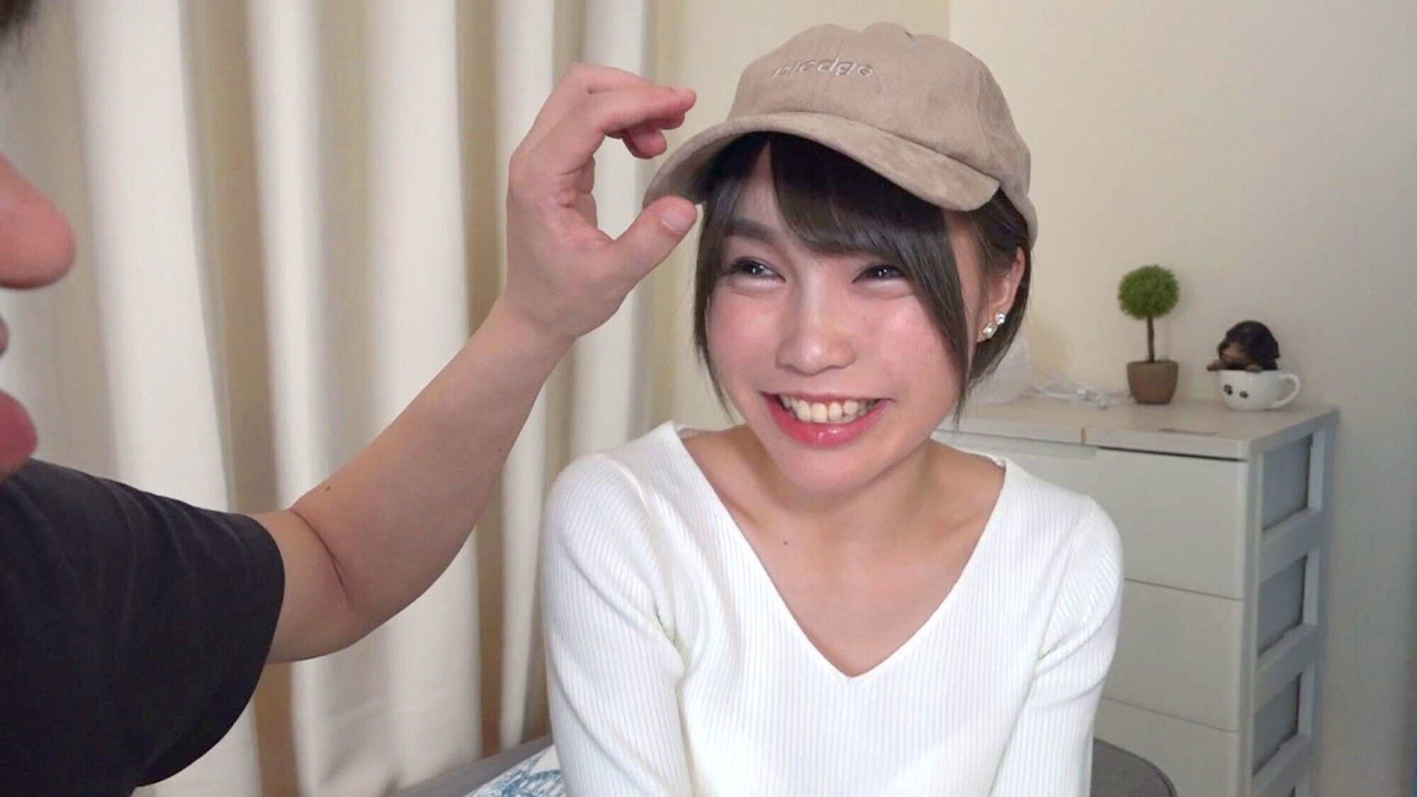 処女を捨て旅に出よう。AVを喪失の場に選んだ素人娘たち4時間 画像6